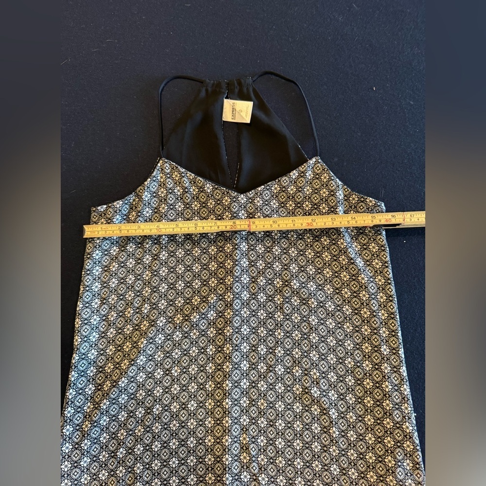 Express Black and White Geometric Print Top Sz XS - Picture 2 of 6